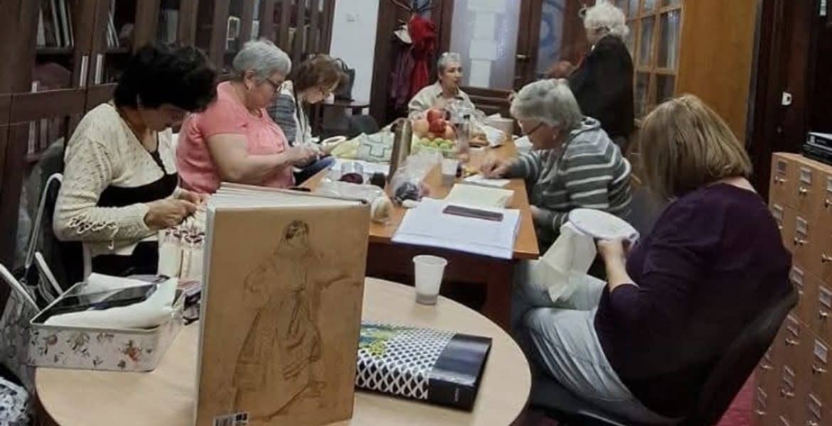 „Zestrea Vie”, la Biblioteca Județeană „Nicolae Iorga” din Ploiești: cusături tradiționale și meșteșuguri transmise mai departe