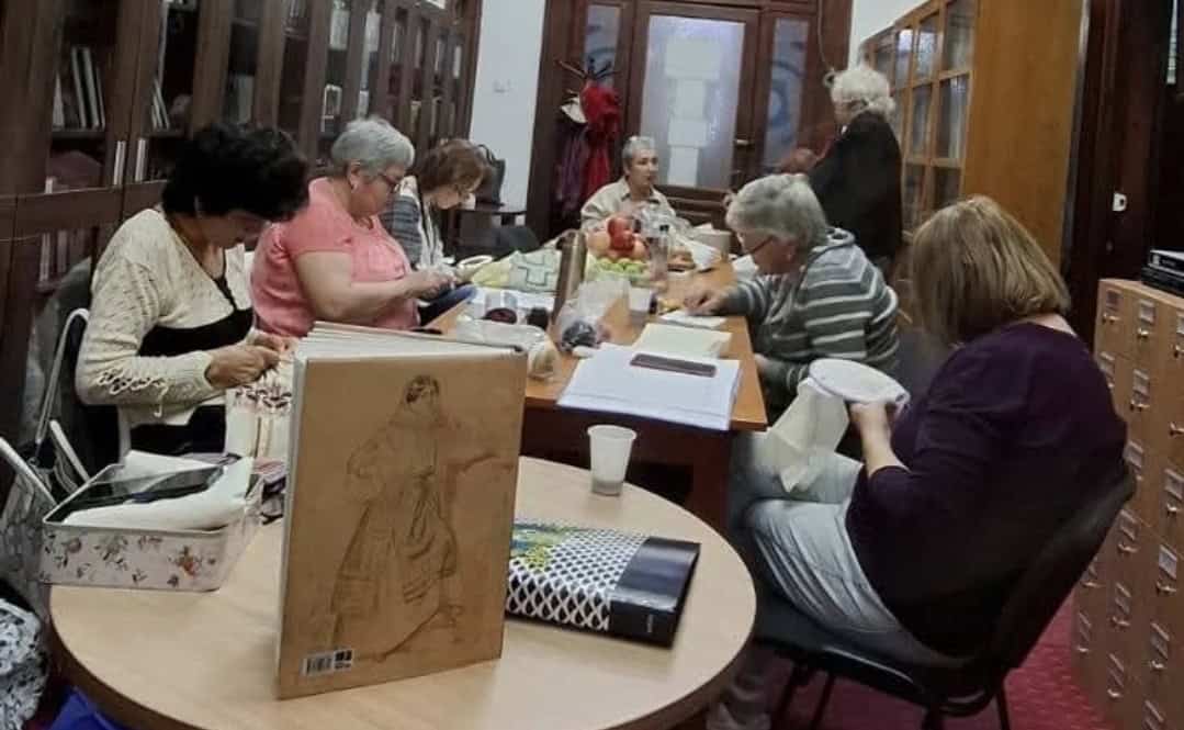 „Zestrea Vie”, la Biblioteca Județeană „Nicolae Iorga” din Ploiești: cusături tradiționale și meșteșuguri transmise mai departe „Zestrea Vie”, la Biblioteca Județeană „Nicolae Iorga” din Ploiești: cusături tradiționale și meșteșuguri transmise mai departe