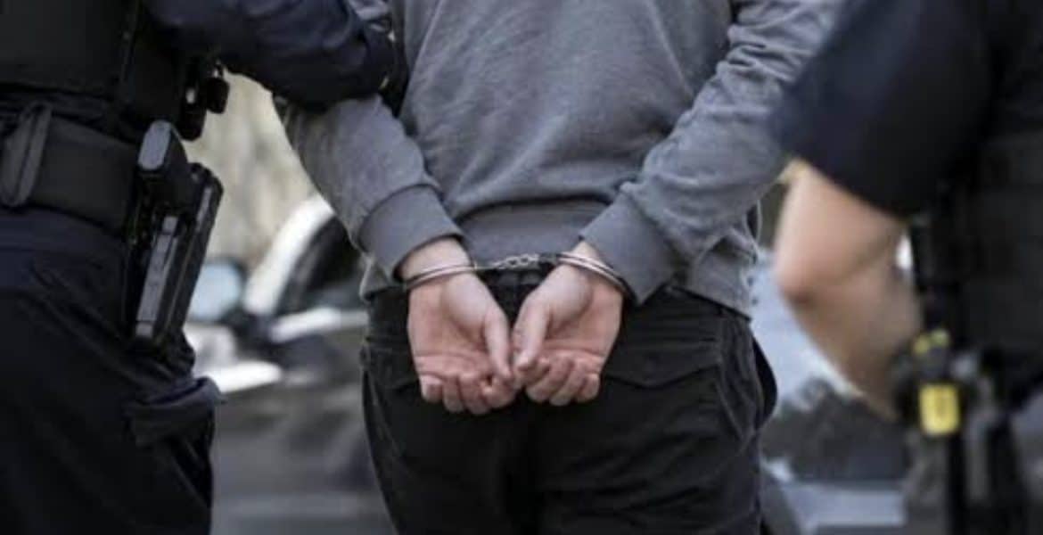 Bărbat de 22 de ani, arestat după ce ar fi șantajat o fetiță de 12 ani cu publicarea unor imagini intime. Cazul, anchetat de DIICOT Ploiești