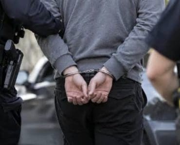 Bărbat de 22 de ani, arestat după ce ar fi șantajat o fetiță de 12 ani cu publicarea unor imagini intime. Cazul, anchetat de DIICOT Ploiești Bărbat de 22 de ani, arestat după ce ar fi șantajat o fetiță de 12 ani cu publicarea unor imagini intime. Cazul, anchetat de DIICOT Ploiești