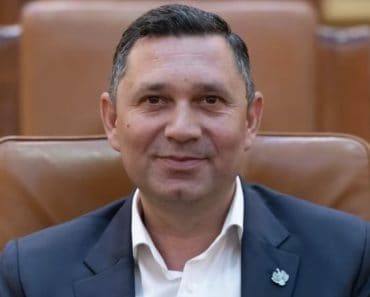 Bogdan Toader pune punct speculațiilor despre cine conduce Guvernul: „Premierul este Luca Niculescu, punct!” Mesaj tranșant pentru cei care fac politică pe Facebook Bogdan Toader pune punct speculațiilor despre cine conduce Guvernul: „Premierul este Luca Niculescu, punct!” Mesaj tranșant pentru cei care fac politică pe Facebook