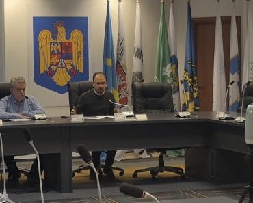 Scandal pe subiectul Târgului de Crăciun din Ploiești: Polițeanu vrea aceeași firmă pentru încă patru ani, consilierii cer licitație pentru maximum un an Scandal pe subiectul Târgului de Crăciun din Ploiești: Polițeanu vrea aceeași firmă pentru încă patru ani, consilierii cer licitație pentru maximum un an