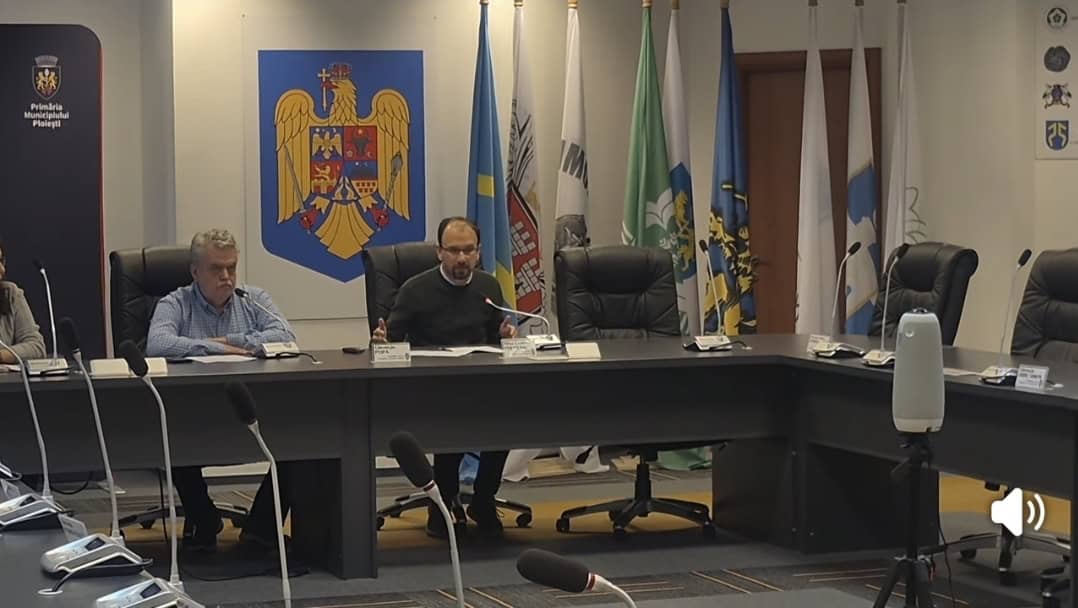 Scandal pe subiectul Târgului de Crăciun din Ploiești: Polițeanu vrea aceeași firmă pentru încă patru ani, consilierii cer licitație pentru maximum un an Scandal pe subiectul Târgului de Crăciun din Ploiești: Polițeanu vrea aceeași firmă pentru încă patru ani, consilierii cer licitație pentru maximum un an