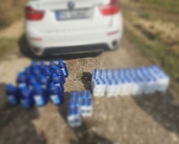 Furt de șampon și detergent lichid cu BMW-ul! Angajat al unei firme prins în timp ce arunca produsele peste gard Furt de șampon și detergent lichid cu BMW-ul! Angajat al unei firme prins în timp ce arunca produsele peste gard