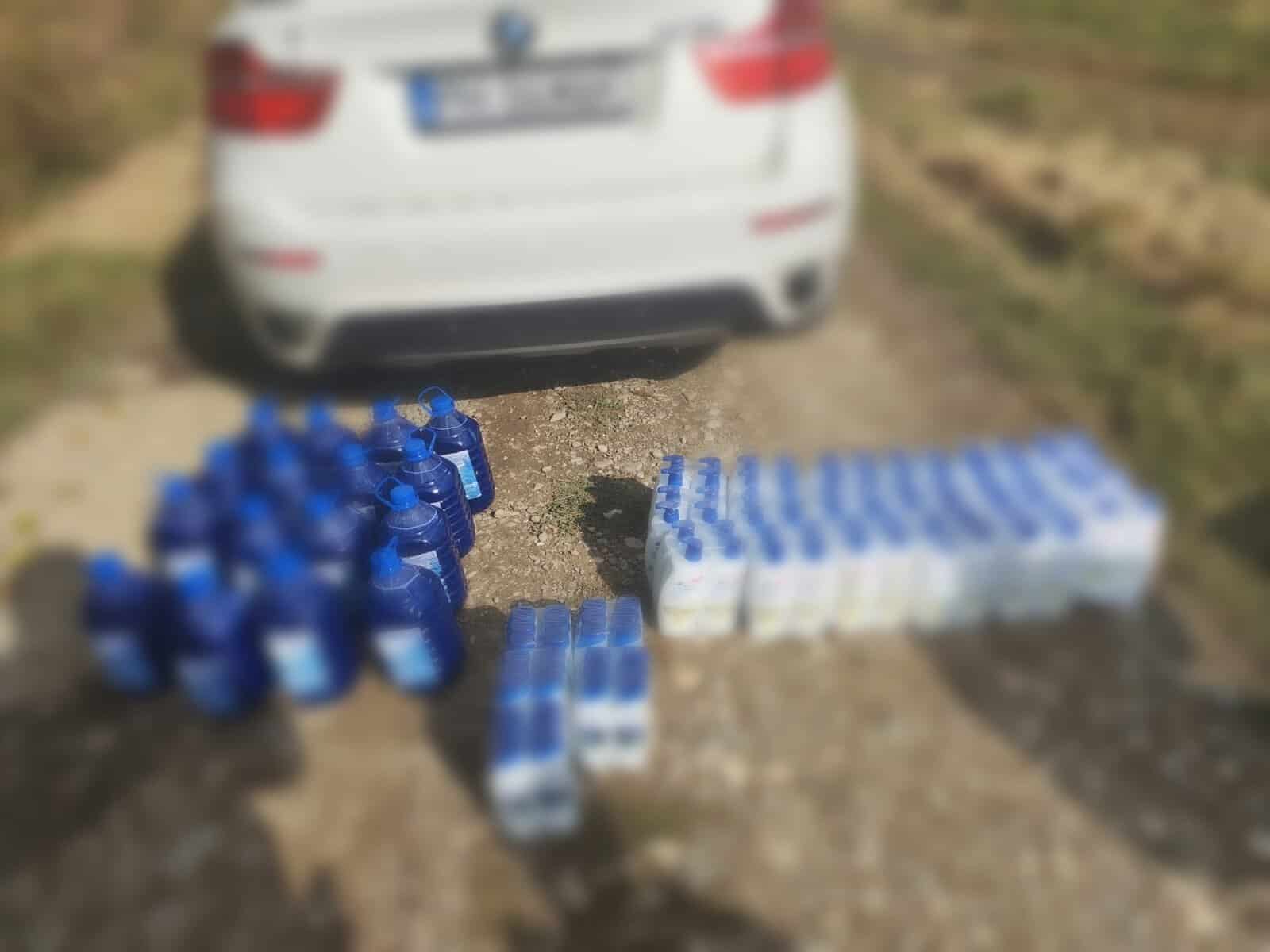 Furt de șampon și detergent lichid cu BMW-ul! Angajat al unei firme prins în timp ce arunca produsele peste gard