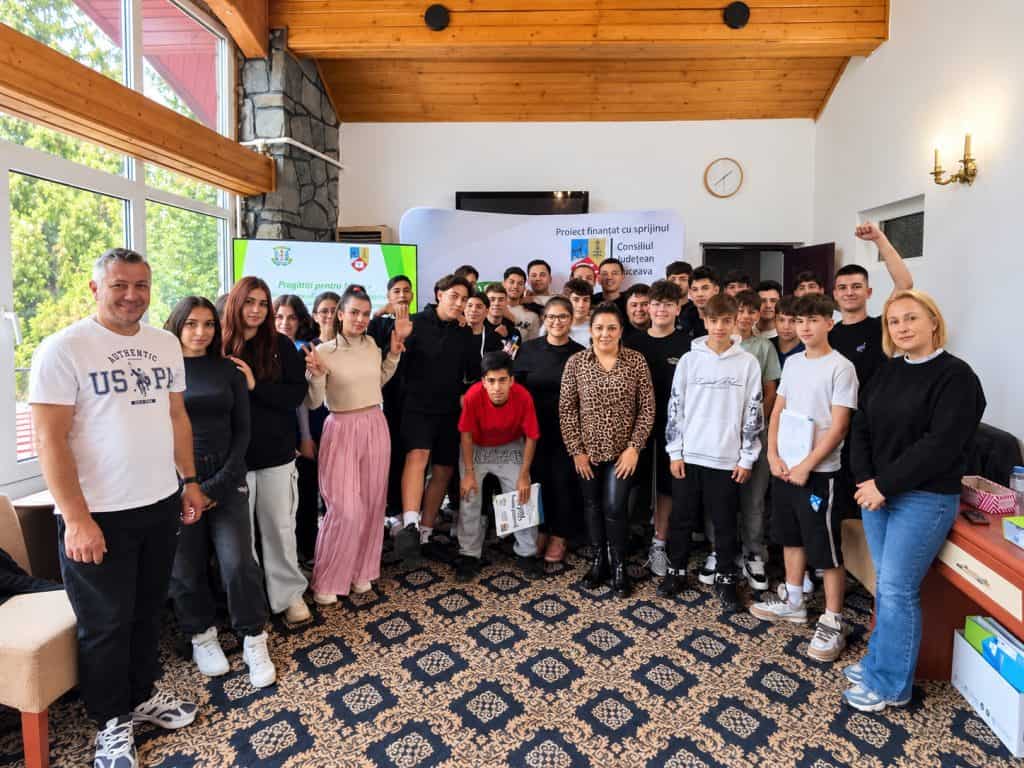 30 de tineri prahoveni, pregătiți pentru viitor prin educație financiară, orientare profesională și antreprenoriat