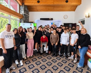 30 de tineri prahoveni, pregătiți pentru viitor prin educație financiară, orientare profesională și antreprenoriat