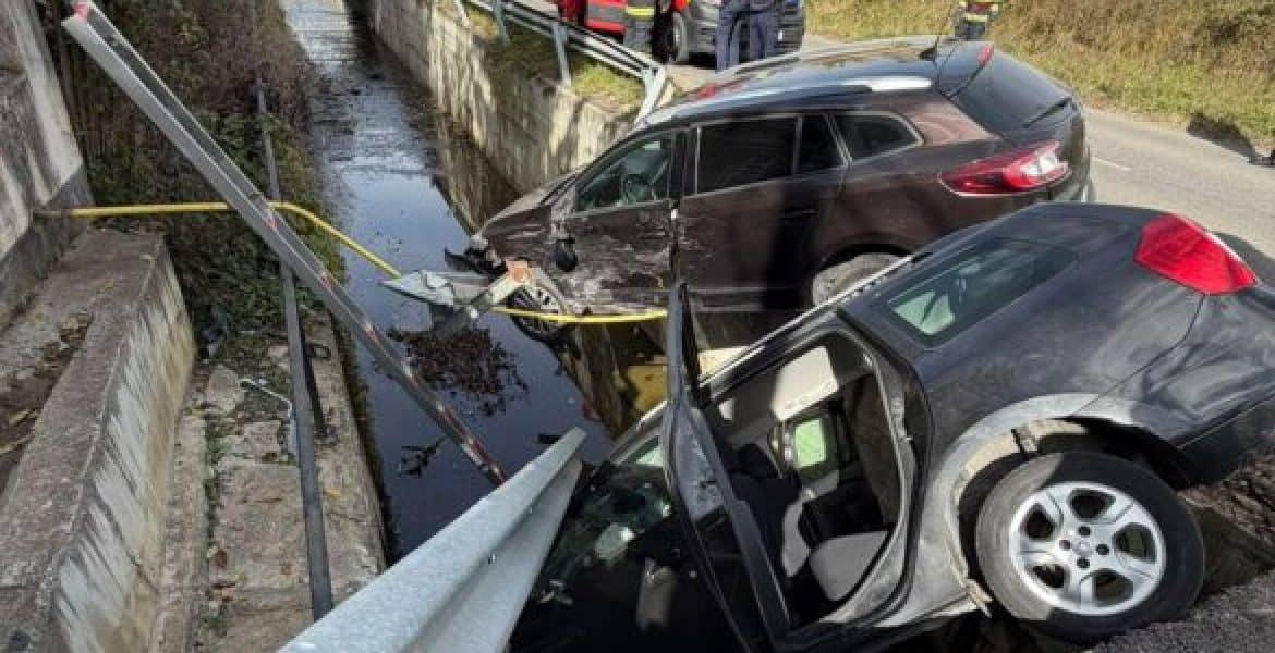 Accident grav, în Poiana Câmpina. Două mașini au avariat o conducta de gaze, iar o femeie a rămas încarcerată