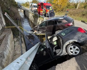 Accident grav, în Poiana Câmpina. Două mașini au avariat o conducta de gaze, iar o femeie a rămas încarcerată Accident grav, în Poiana Câmpina. Două mașini au avariat o conducta de gaze, iar o femeie a rămas încarcerată