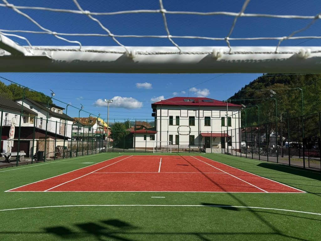 Două terenuri multisport, finalizate la Azuga. Acces gratuit și pentru public