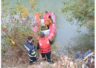 FOTO: Bărbat din Cocorăștii Colț dat dispărut. Pompierii îl caută pe firul râului Cricovul Dulce FOTO: Bărbat din Cocorăștii Colț dat dispărut. Pompierii îl caută pe firul râului Cricovul Dulce