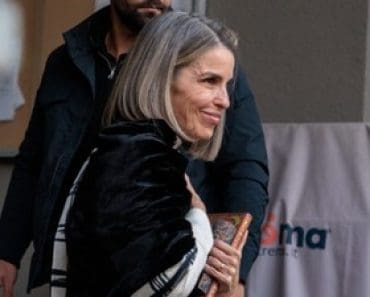 DRAGOSTEA DE ȚARĂ SE RĂSPLĂTEȘTE CU GRATII – Mesajul transmis de soția lui Călin Georgescu, Cristela Georgescu, după ce Curtea de Apel București a prelungit mandatul de arestare față de liderul suveranist: „Toate doar pentru că un om a îndrăznit că împreună cu cei care l-au votat să câștige cinstit. În România, dragostea de țară se răsplătește cu gratii și persecuție politică”