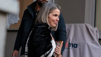 DRAGOSTEA DE ȚARĂ SE RĂSPLĂTEȘTE CU GRATII – Mesajul transmis de soția lui Călin Georgescu, Cristela Georgescu, după ce Curtea de Apel București a prelungit mandatul de arestare față de liderul suveranist: „Toate doar pentru că un om a îndrăznit că împreună cu cei care l-au votat să câștige cinstit. În România, dragostea de țară se răsplătește cu gratii și persecuție politică” DRAGOSTEA DE ȚARĂ SE RĂSPLĂTEȘTE CU GRATII – Mesajul transmis de soția lui Călin Georgescu, Cristela Georgescu, după ce Curtea de Apel București a prelungit mandatul de arestare față de liderul suveranist: „Toate doar pentru că un om a îndrăznit că împreună cu cei care l-au votat să câștige cinstit. În România, dragostea de țară se răsplătește cu gratii și persecuție politică”