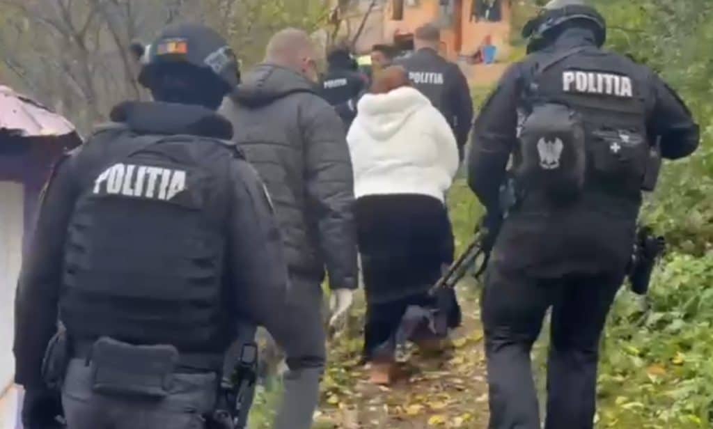 VIDEO: A fost prinsă femeia care a tâlhărit o bătrână în Ploiești