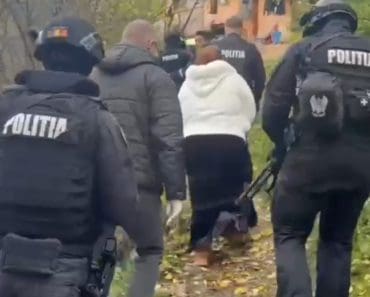 VIDEO: A fost prinsă femeia care a tâlhărit o bătrână în Ploiești