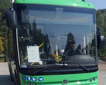Transport public gratuit pentru toți elevii din Slănic. Două autobuze electrice asigură cursele locale