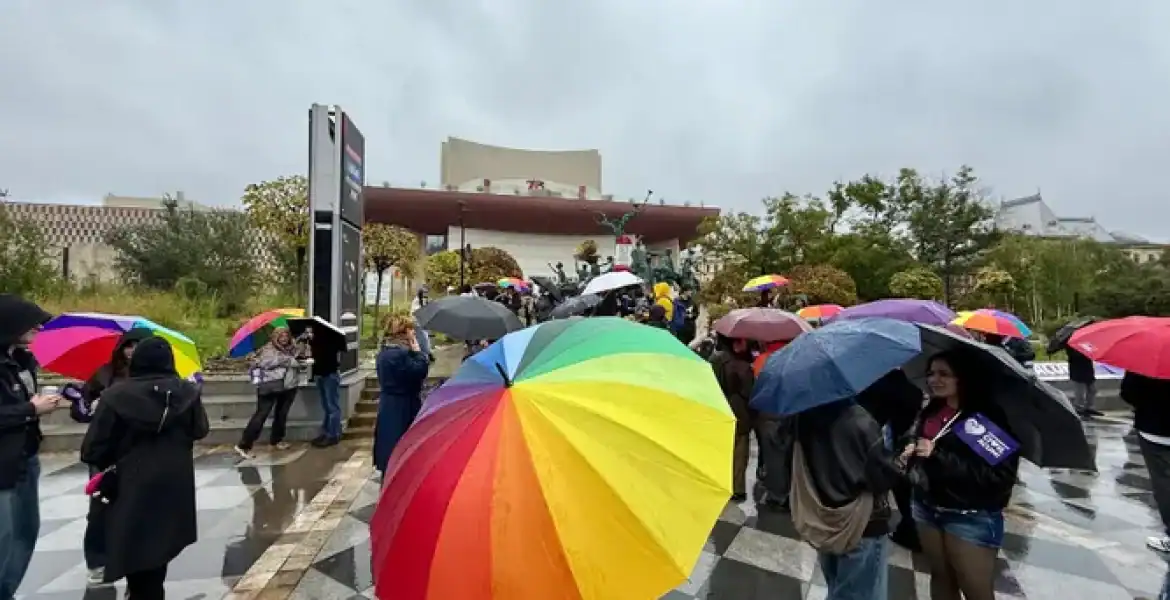 SURSE: Protest în Ploiești pentru recunoașterea legală a cuplurilor gay și a celor necăsătorite. Aproximativ 1.000 de persoane au manifestat la București