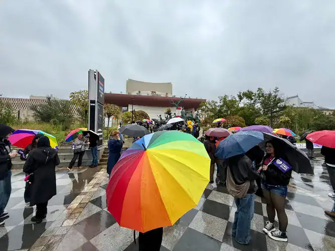 SURSE: Protest în Ploiești pentru recunoașterea legală a cuplurilor gay și a celor necăsătorite. Aproximativ 1.000 de persoane au manifestat la București