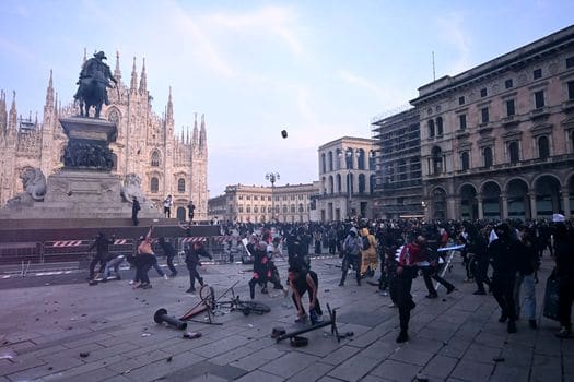 Europa dă în clocot. Sute de mii de italieni au ieșit în stradă, nemulțumiți de scumpiri, salarii și pensii. La Milano protestele au degenerat în violențe. La fel și la Torino. La Roma, peste 100.000 de oameni au ieșit în stradă