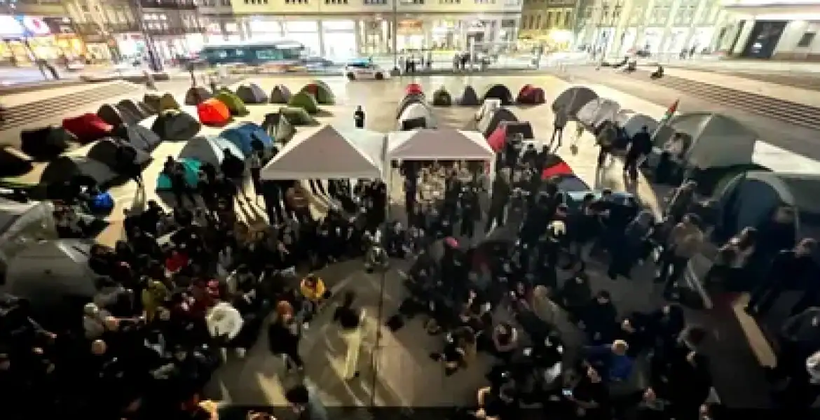 Proteste în Portugalia: Zeci de mii de oameni au ieșit în stradă, nemulțumiți de scumpirea chiriilor și a alimentelor. Zeci de protestatari au instalat corturi în centrul orașului Porto