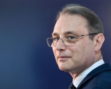 Surse: PSD a decis să intre în Guvernul Luca Niculescu cu 11 miniştri. Două surprize, la Mediu şi Transporturi Surse: PSD a decis să intre în Guvernul Luca Niculescu cu 11 miniştri. Două surprize, la Mediu şi Transporturi