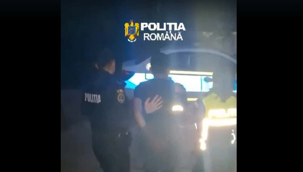 VIDEO: Tânăr de 23 de ani, prins după 1 km și săltat de polițiști: A furat o mașină și nu avea nici permis de conducere!