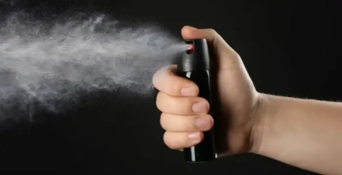 Un elev din Ploiești a dat cu spray lacrimogen în școală. O elevă a avut nevoie de ingrijiri medicale