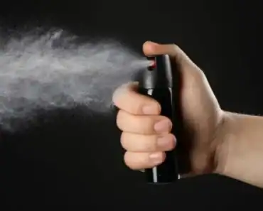 Un elev din Ploiești a dat cu spray lacrimogen în școală. O elevă a avut nevoie de ingrijiri medicale